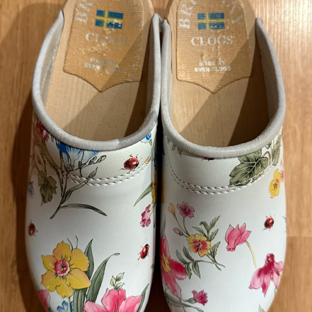 Women’s Sven Clogs Featuring A White Floral And Ladybug Pattern - Leather - US 4